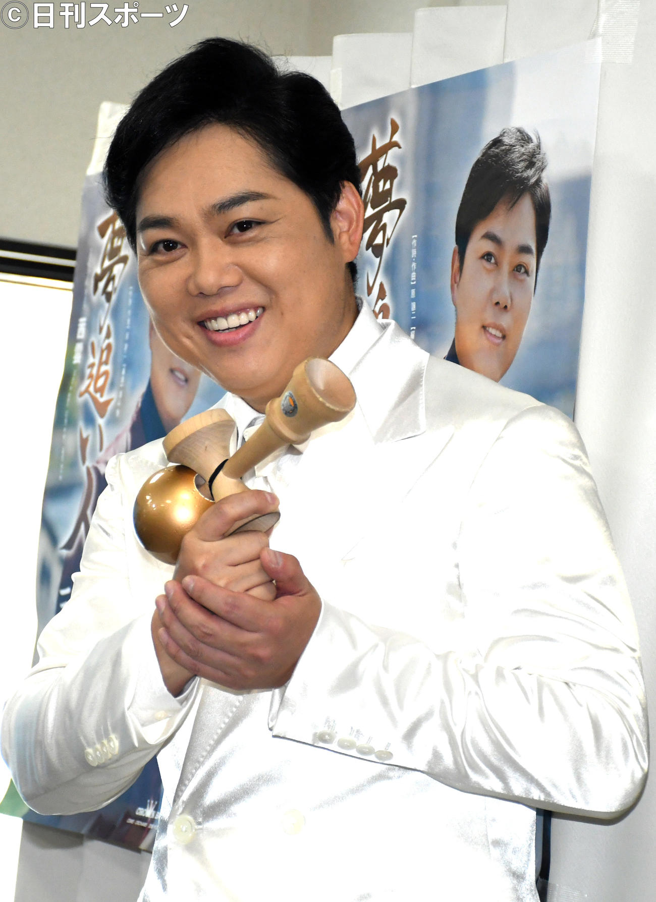 「三山ひろしリサイタル2022　歌う門には夢来たる！」の劇中映像「けん玉刑事」のポーズを決める三山ひろし（撮影・大友陽平）