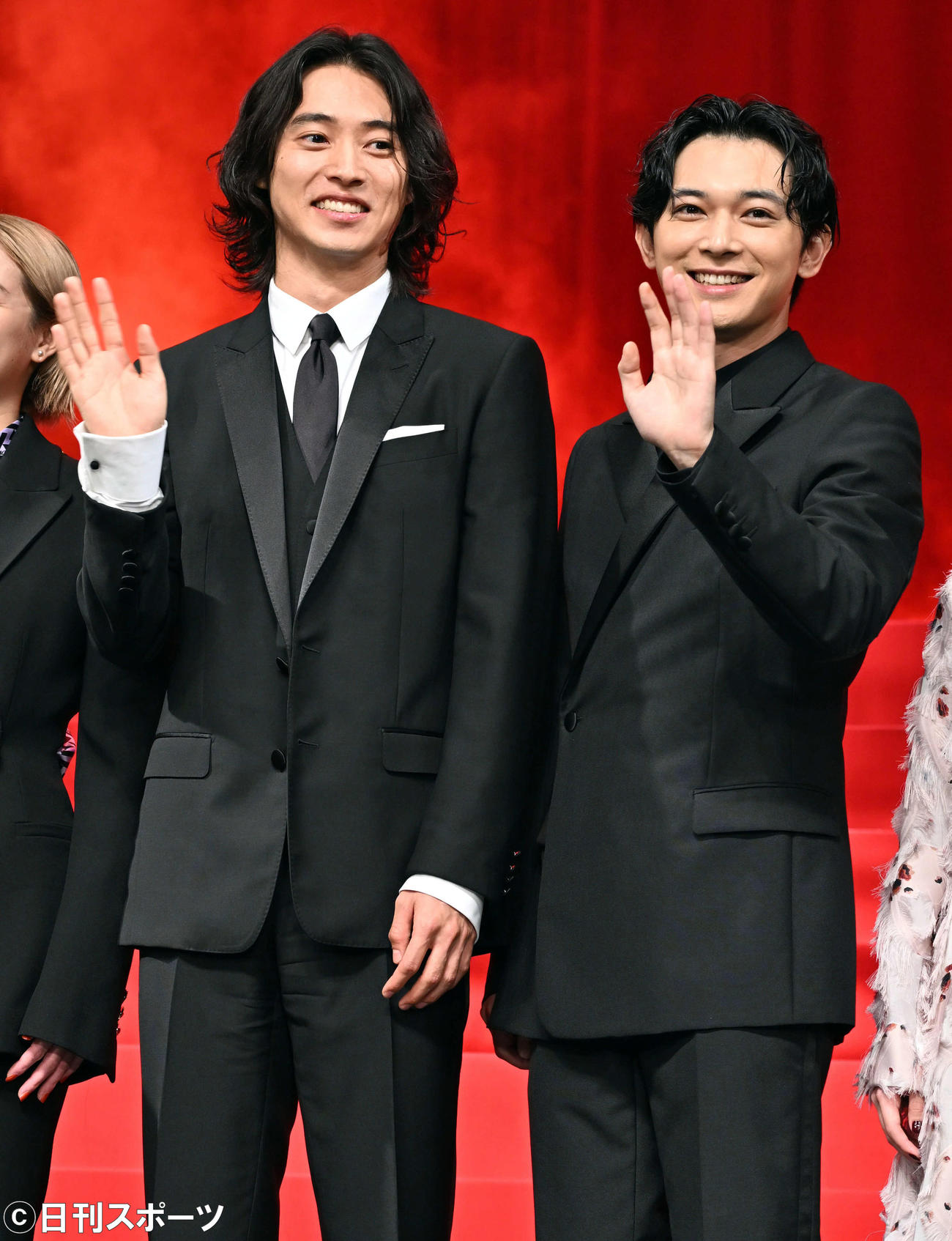 映画「キングダム2　遥かなる大地へ」のワールドプレミアに登壇し笑顔を見せる主演の山崎賢人（左）と吉沢亮（撮影・たえ見朱実）