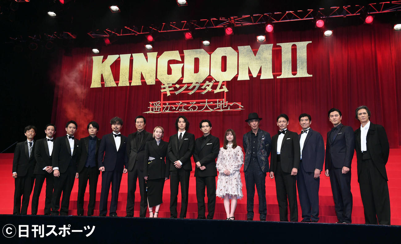 映画「キングダム2　遥かなる大地へ」のワールドプレミアに登壇し記念撮影に納まる出演者。左から佐藤信介監督、濱津隆之、三浦貴大、岡山天音、小澤征悦、、豊川悦司、清野菜名、山崎賢人、吉沢亮、橋本環奈、佐藤浩市、玉木宏、高嶋政宏、要潤、加藤雅也（撮影・たえ見朱実）
