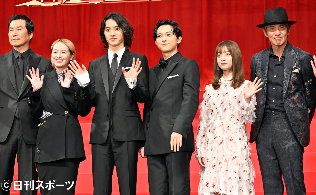 映画「キングダム2　遥かなる大地へ」のワールドプレミアに登壇し笑顔を見せる主演の山崎賢人（中央左）、左から豊川悦司、清野菜名、1人おいて吉沢亮、橋本環奈、佐藤浩市（撮影・たえ見朱実）