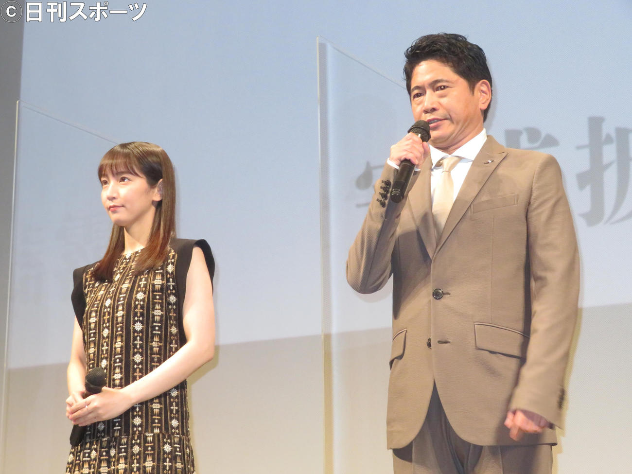 映画「島守の塔」の完成披露舞台あいさつに出席した萩原聖人（右）と吉岡里帆（撮影・横山慧）