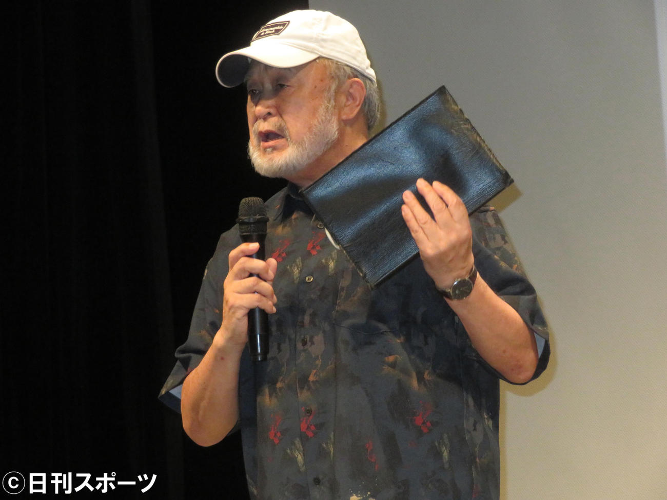 映画「島守の塔」の完成披露舞台あいさつに出席した五十嵐匠監督（撮影・横山慧）