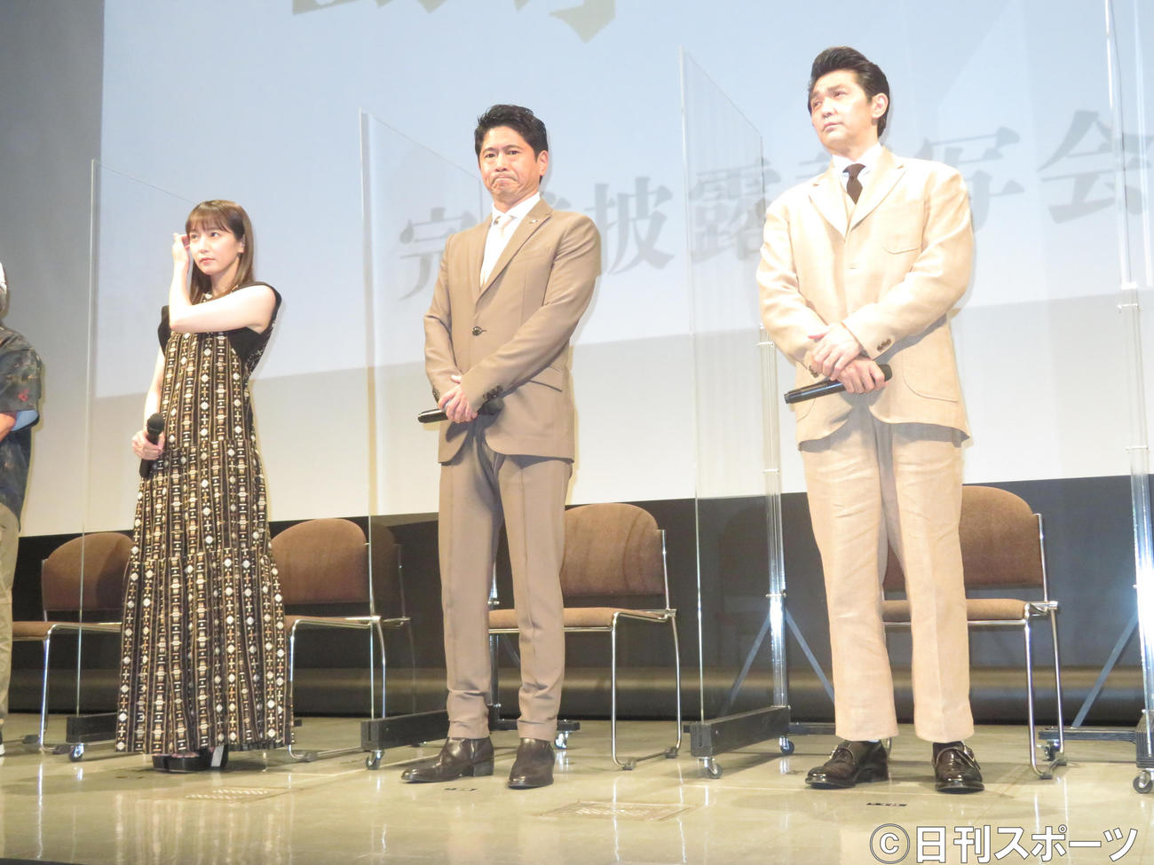 映画「島守の塔」の完成披露舞台あいさつに出席した萩原聖人（中央）。左は吉岡里帆、右は村上淳（撮影・横山慧）