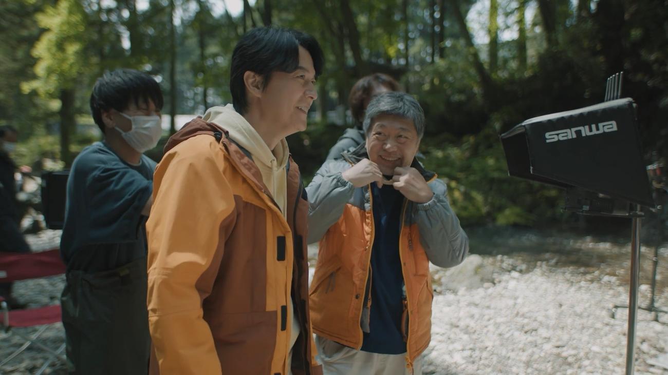 ジャパネットのCM撮影にのぞむ福山雅治（中央）と是枝監督（右）（C）藤井保
