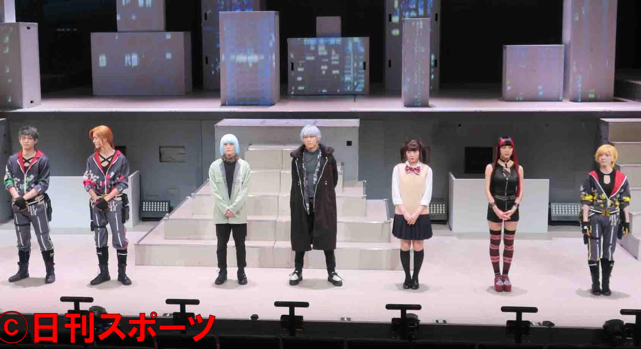 舞台「NIGHT HEAD 2041－THE STAGE」公開ゲネプロで。左から、佐奈宏紀、曽野舜太、横田龍儀、猪野広樹、中山莉子、飯窪春菜、菅原りこ