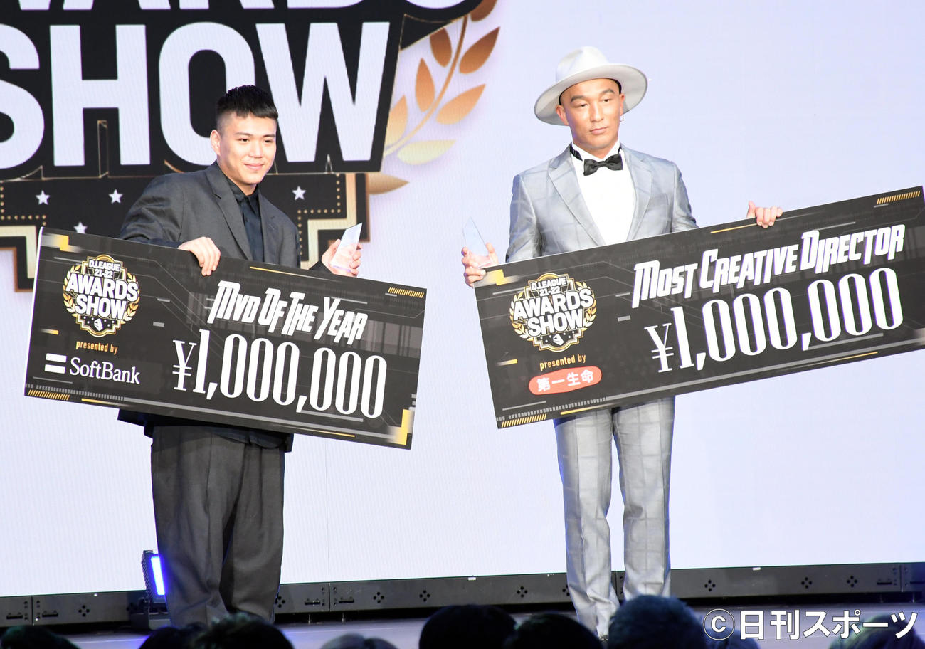 「MVD OF THE YEAR」に輝いたKOSE 8ROCKSのISSEI（左）と、「MOST CREATIVE DIRECTOR」に選ばれたKADOKAWA DREAMSディレクターのKEITA TANAKA（撮影・大友陽平）