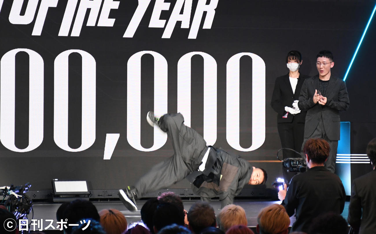 「D．LEAGUE21－22 AWARDS SHOW」で「MVD OF THE YEAR」を獲得し喜びをダンスで表現するKOSE 8ROCKSのISSEI（撮影・大友陽平）