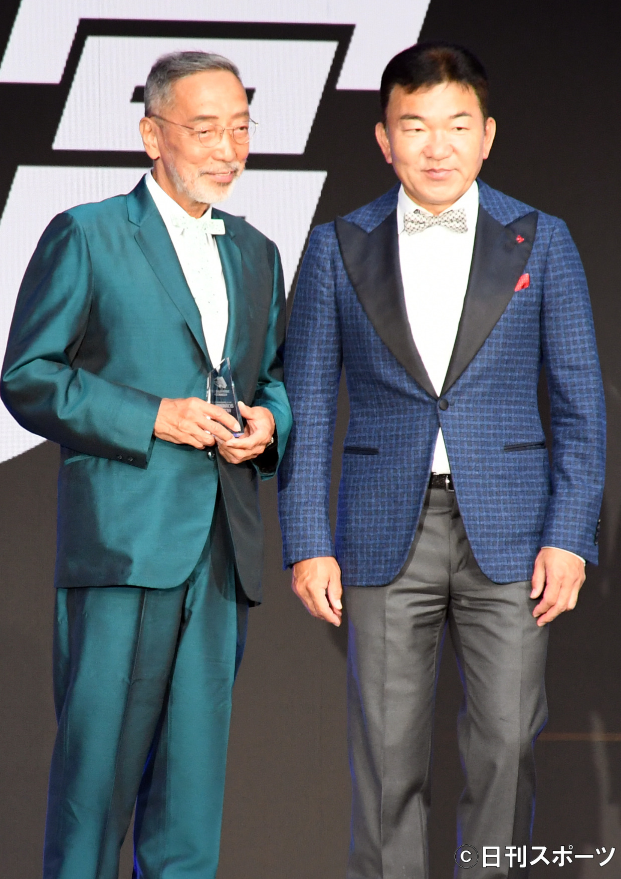 「D．LEAGUE21－22 AWARDS SHOW」で功労賞が贈られたテリー伊藤。右は平野岳史CEO（撮影・大友陽平）