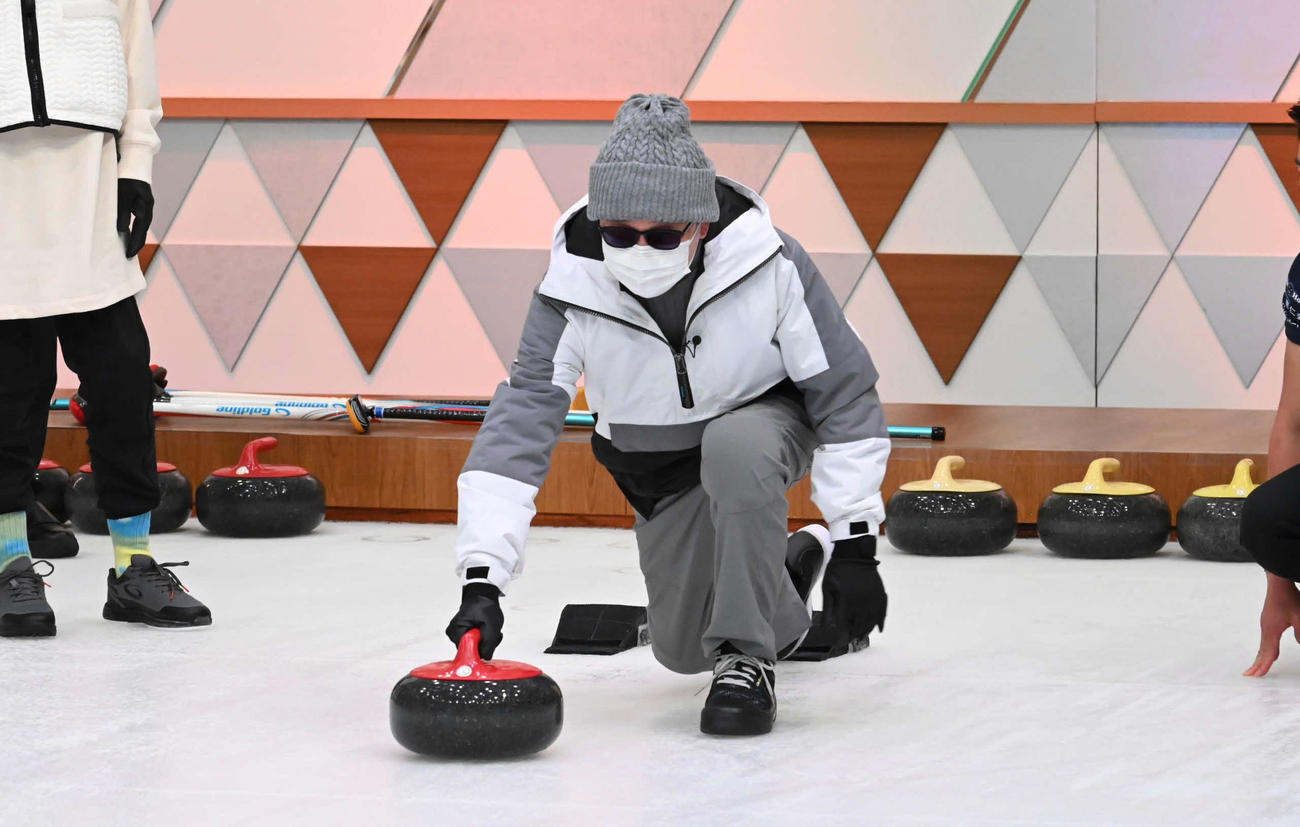 カーリングに挑戦するタモリ