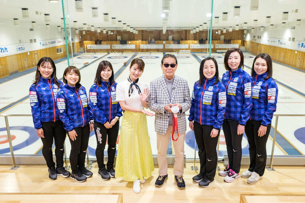 ロコ・ソラーレのメンバーらとタモリ（左から5人目）