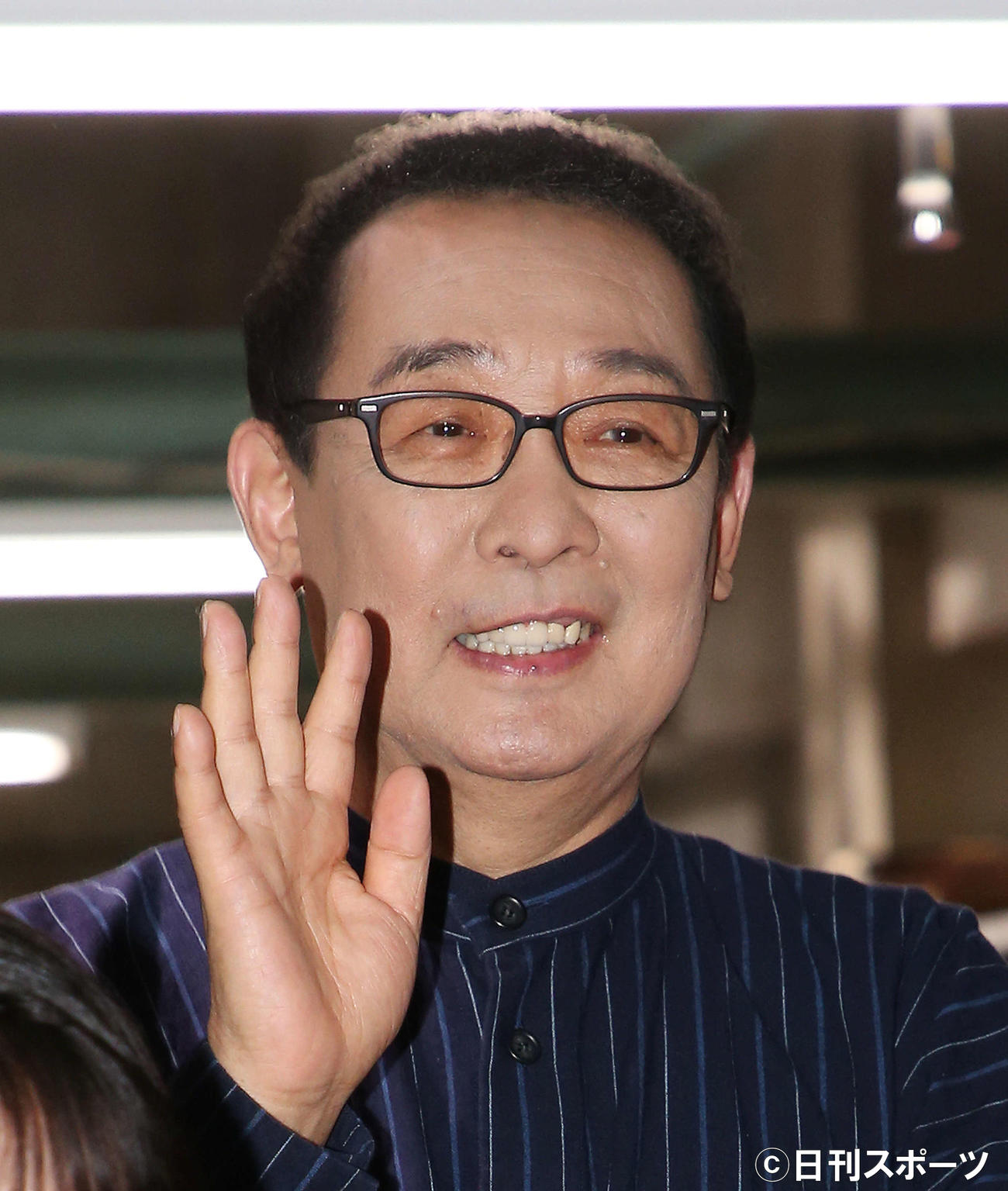 TBSドラマ「石子と羽男－そんなコトで訴えます？－」記者会見で笑顔で手を振るさだまさし（撮影・宮地輝）