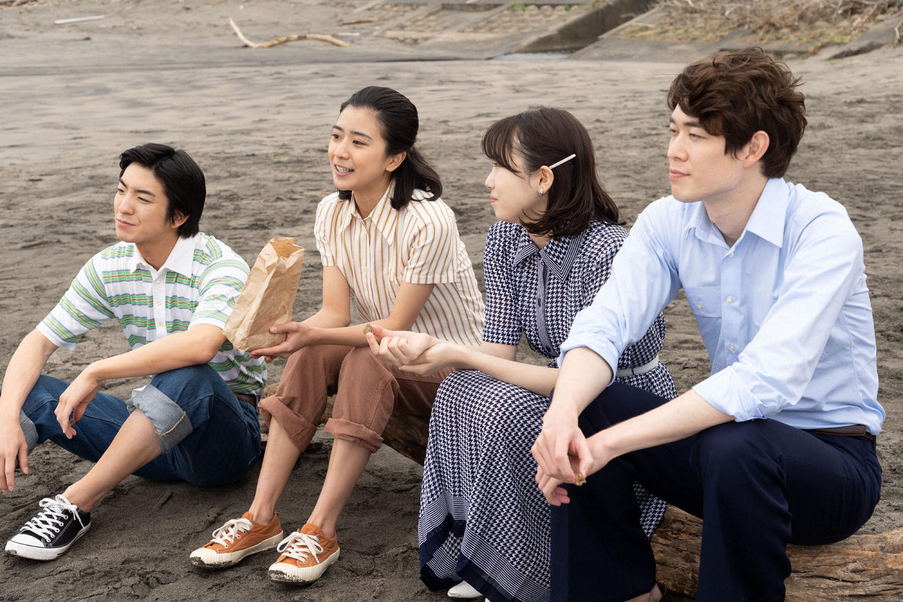 朝ドラ「ちむどんどん」より。並んで話をする（左から）砂川智（前田公輝）、比嘉暢子（黒島結菜）、大野愛（飯豊まりえ）、青柳和彦（宮沢氷魚）。4人の関係に大きな変化が…(C)NHK