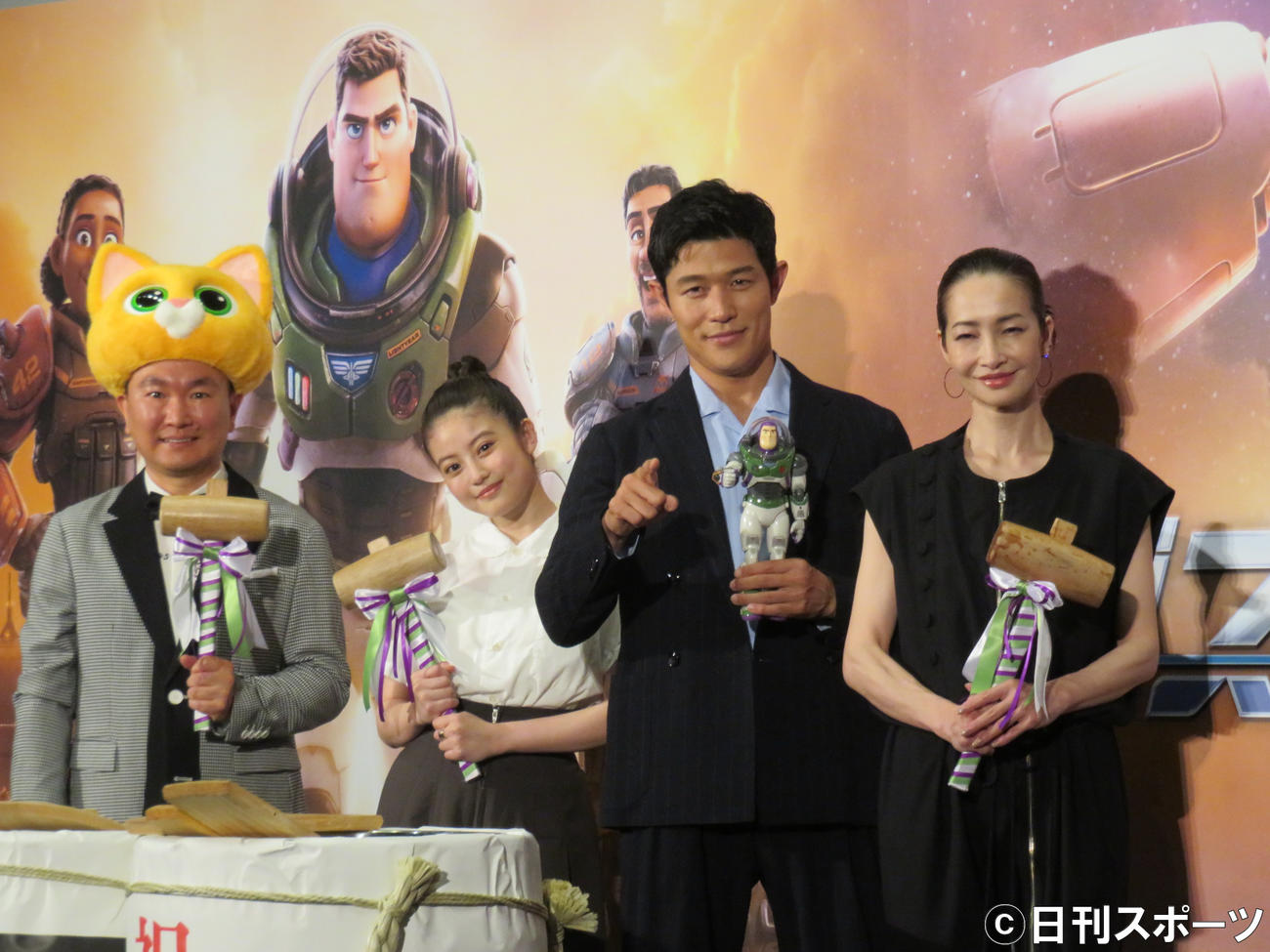 映画「バズ・ライトイヤー」公開初日舞台あいさつに登壇した、左からかまいたち山内健司、今田美桜、鈴木亮平、りょう