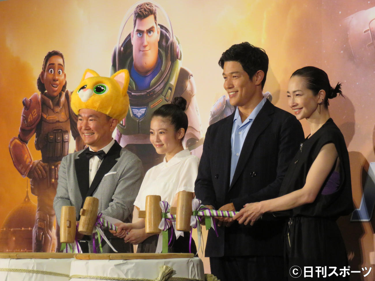 映画「バズ・ライトイヤー」の公開初日舞台あいさつに登壇した（左から）かまいたち山内健司、今田美桜、鈴木亮平、りょう