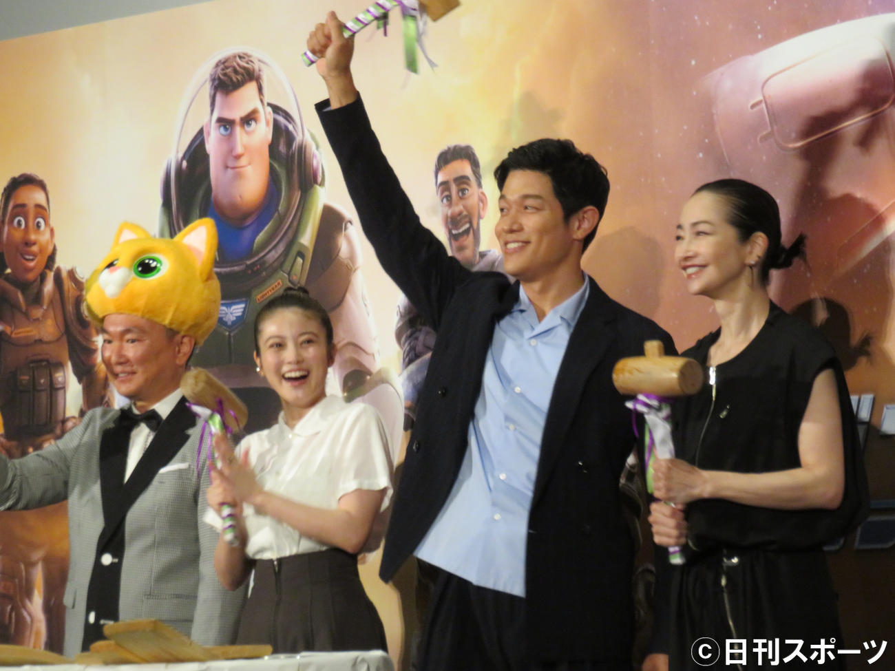 映画「バズ・ライトイヤー」の公開初日舞台あいさつに登壇した（左から）かまいたち山内健司、今田美桜、鈴木亮平、りょう