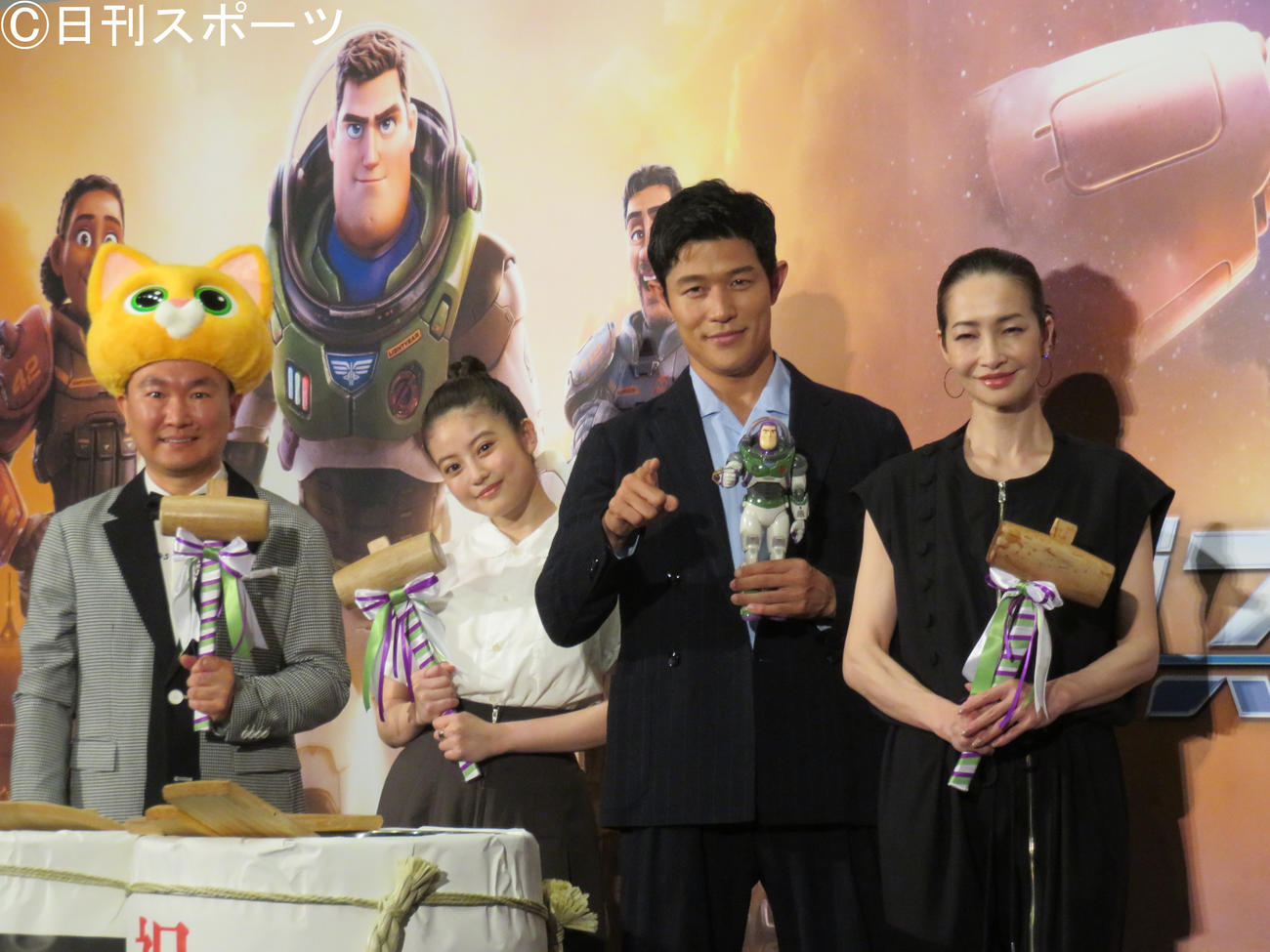 映画「バズ・ライトイヤー」公開初日舞台あいさつに登壇した、左からかまいたち山内健司、今田美桜、鈴木亮平、りょう