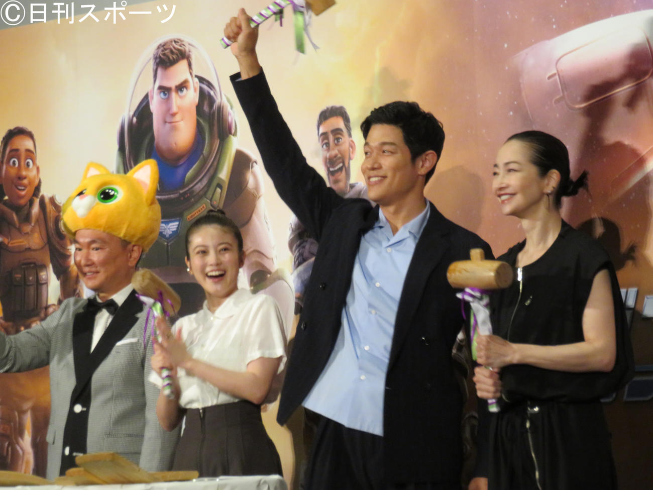 映画「バズ・ライトイヤー」の公開初日舞台あいさつに登壇した（左から）かまいたち山内健司、今田美桜、鈴木亮平、りょう