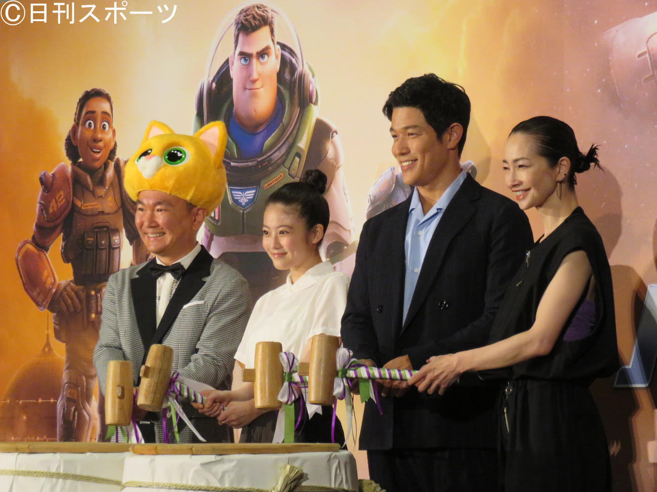 映画「バズ・ライトイヤー」の公開初日舞台あいさつに登壇した（左から）かまいたち山内健司、今田美桜、鈴木亮平、りょう