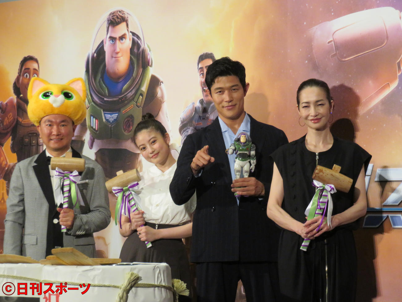 映画「バズ・ライトイヤー」公開初日舞台あいさつに登壇した、左からかまいたち山内健司、今田美桜、鈴木亮平、りょう