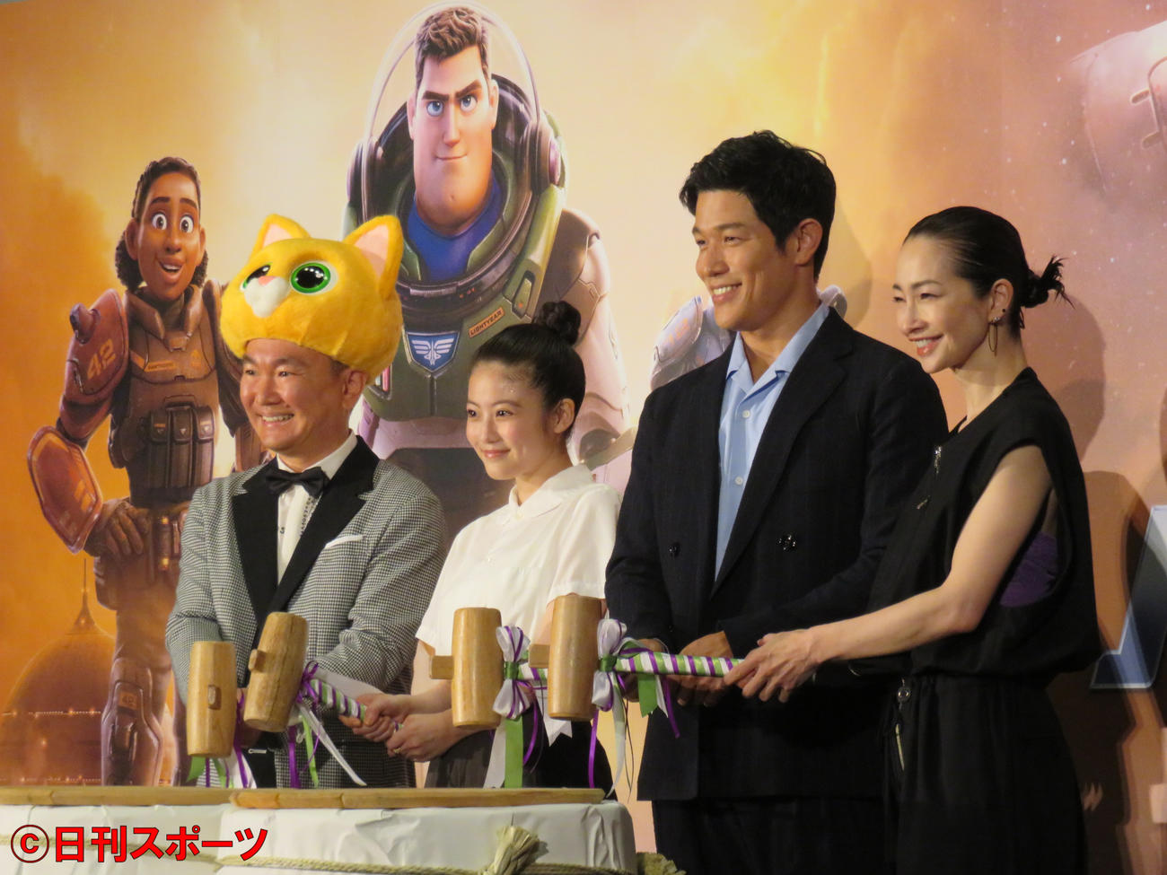 映画「バズ・ライトイヤー」の公開初日舞台あいさつに登壇した（左から）かまいたち山内健司、今田美桜、鈴木亮平、りょう