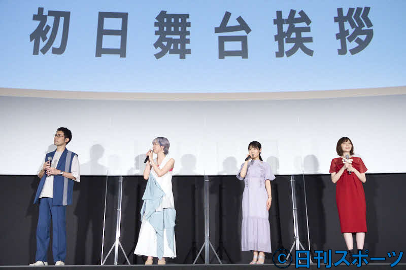 アニメ映画「ゆるキャン△」初日舞台あいさつに出席した、左から京極監督、花守ゆみり、東山奈央、原紗友里