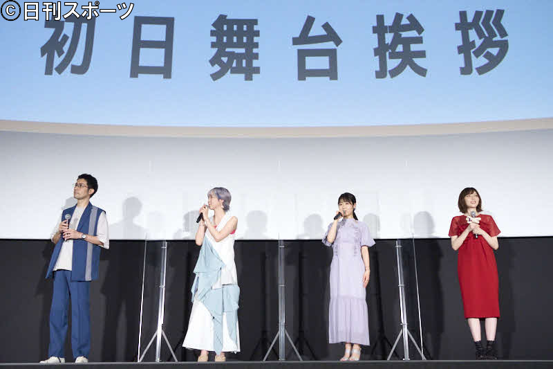 アニメ映画「ゆるキャン△」初日舞台あいさつに出席した、左から京極監督、花守ゆみり、東山奈央、原紗友里