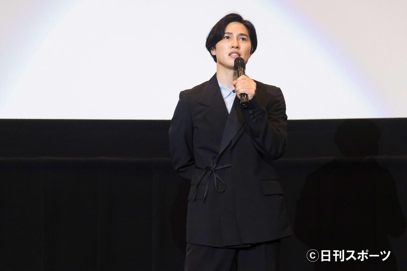 「映画　バクテン!!」初日舞台あいさつでファンにメッセージを送る土屋神葉