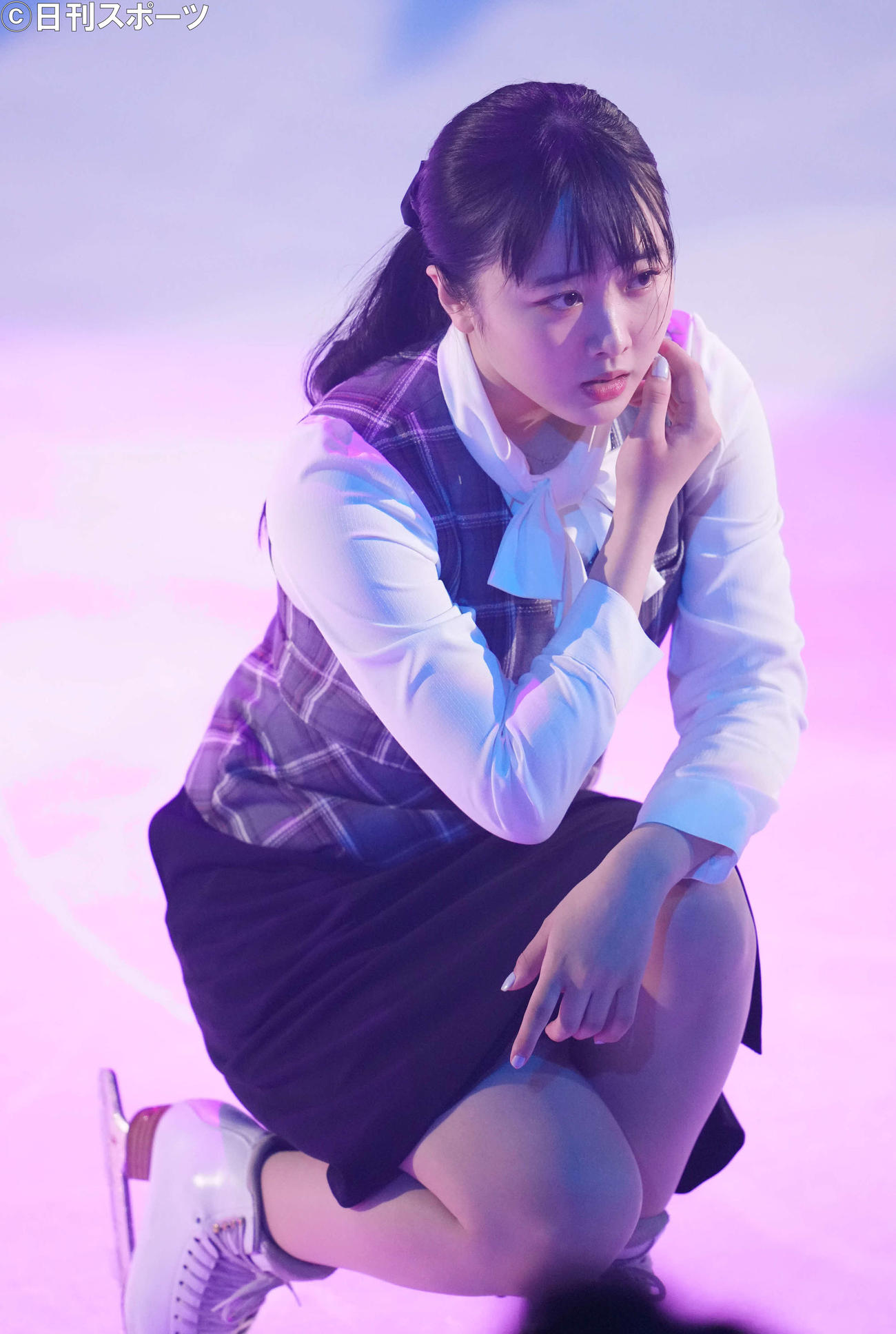 アイスショーで、OL姿で演技する本田望結＝2022年4月