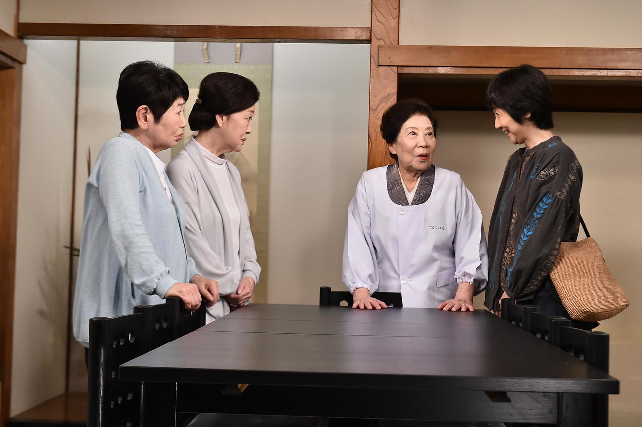 TBS系ドラマ「渡る世間は鬼ばかり」に出演していた野村昭子さん（右から2人目）（C）TBS
