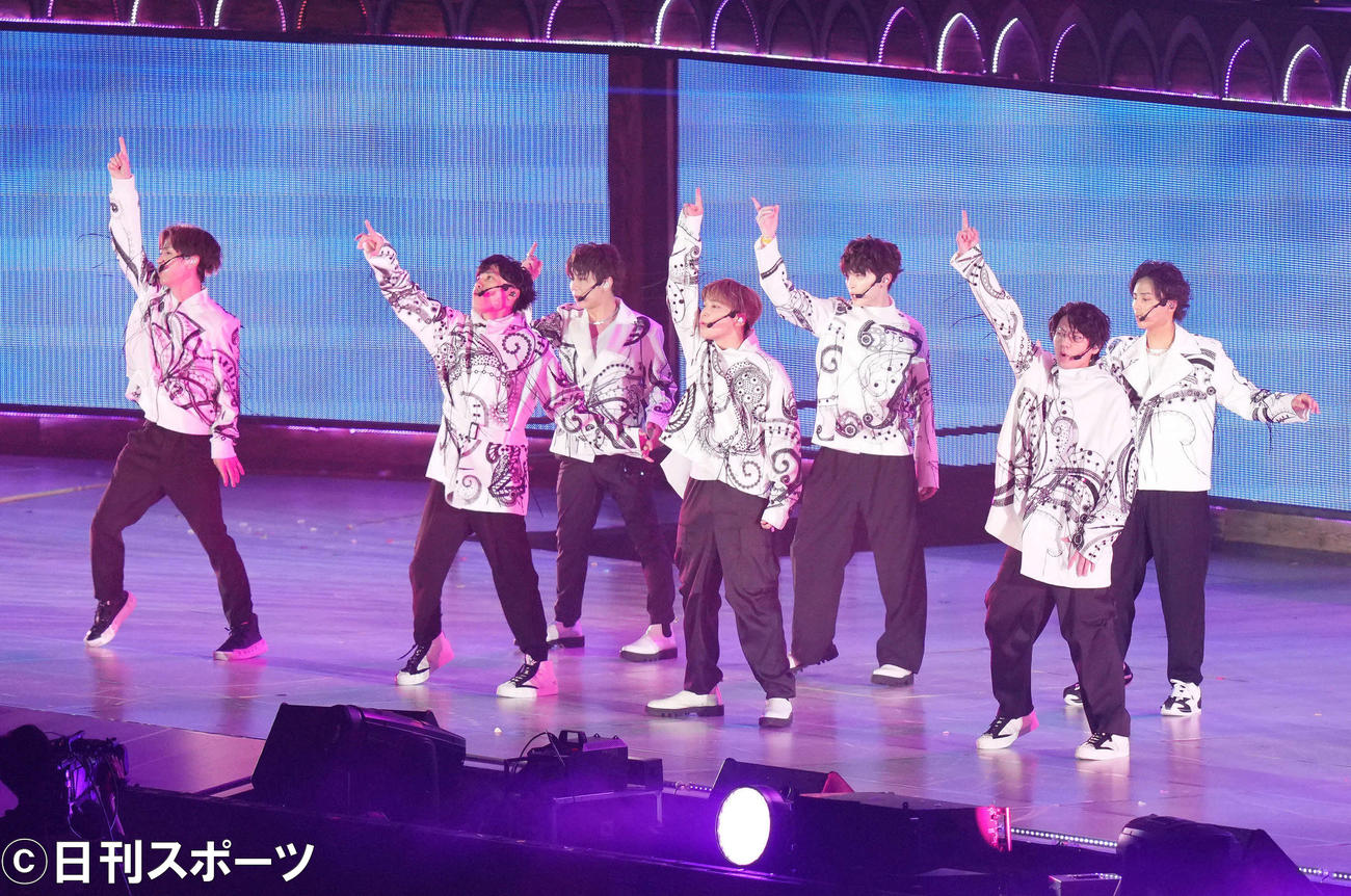 熱唱するKis－My－Ft2。左から宮田俊哉、二階堂高嗣、北山宏光、千賀健永、玉森裕太、横尾渉、藤ケ谷太輔（撮影・横山健太）