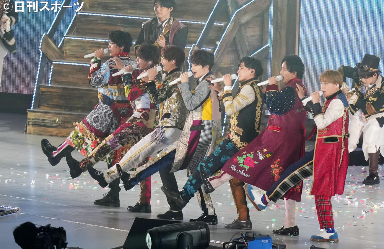 熱唱するKis－My－Ft2。左から横尾渉、北山宏光、宮田俊哉、玉森裕太、二階堂高嗣、藤ケ谷太輔、千賀健永（撮影・横山健太）