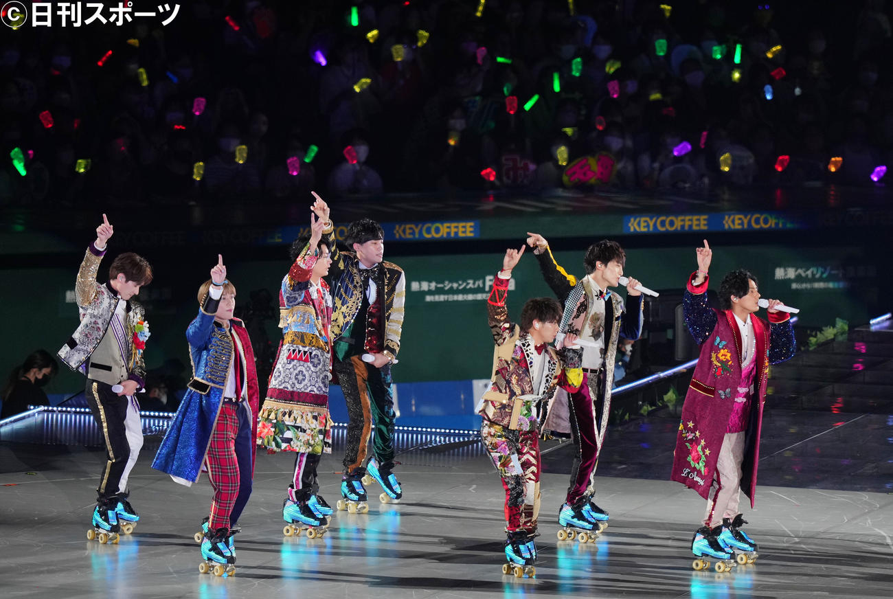 熱唱するKis－My－Ft2。左から宮田俊哉、千賀健永、横尾渉、二階堂高嗣、北山宏光、玉森裕太、藤ケ谷太輔（撮影・横山健太）