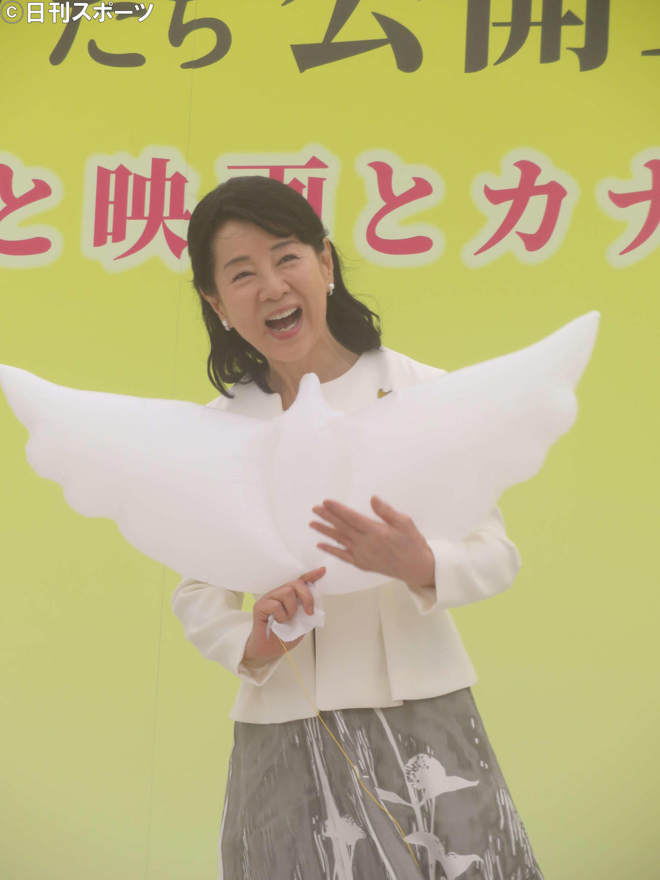 映画「北のカナリアたち」公開10周年記念感謝の集いで、ハトの形の風船を手に「この広い野原いっぱい」を歌う吉永小百合（撮影・村上幸将）