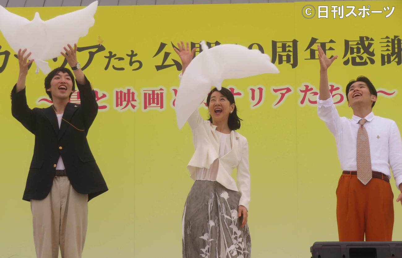 映画「北のカナリアたち」公開10周年記念感謝の集いで、ハトの形の風船を空に放つ、左から菊池銀河、吉永小百合、小笠原弘晃（撮影・村上幸将）