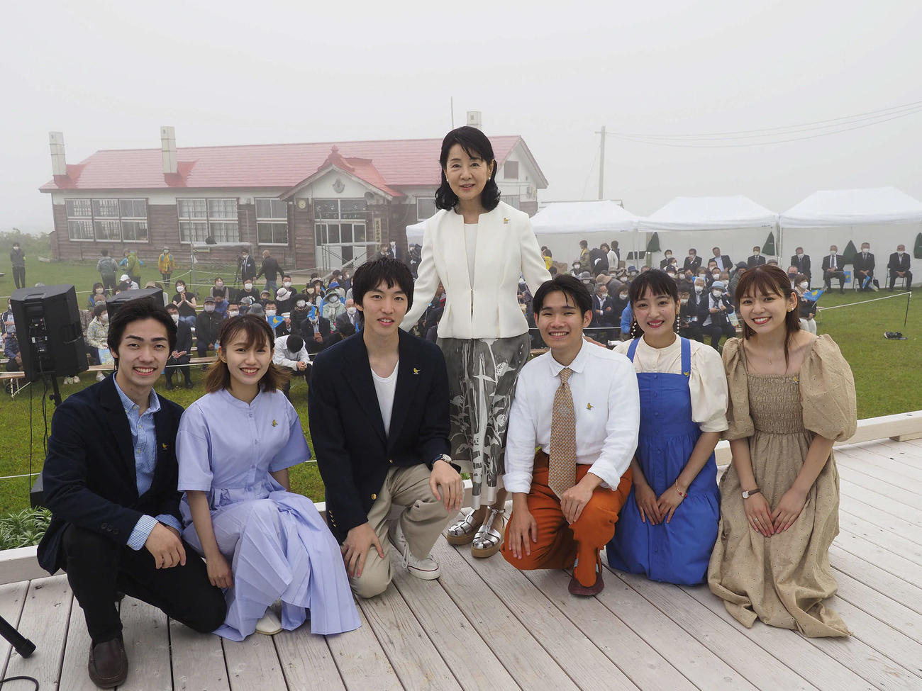 映画「北のカナリアたち」公開10周年記念感謝の集い終了後、撮影用に建てられた麗端小学校岬分校をバックに記念撮影する、左から相良飛鷹、飯田汐音、菊池銀河、吉永小百合、小笠原弘晃、渡辺真帆、佐藤純美音