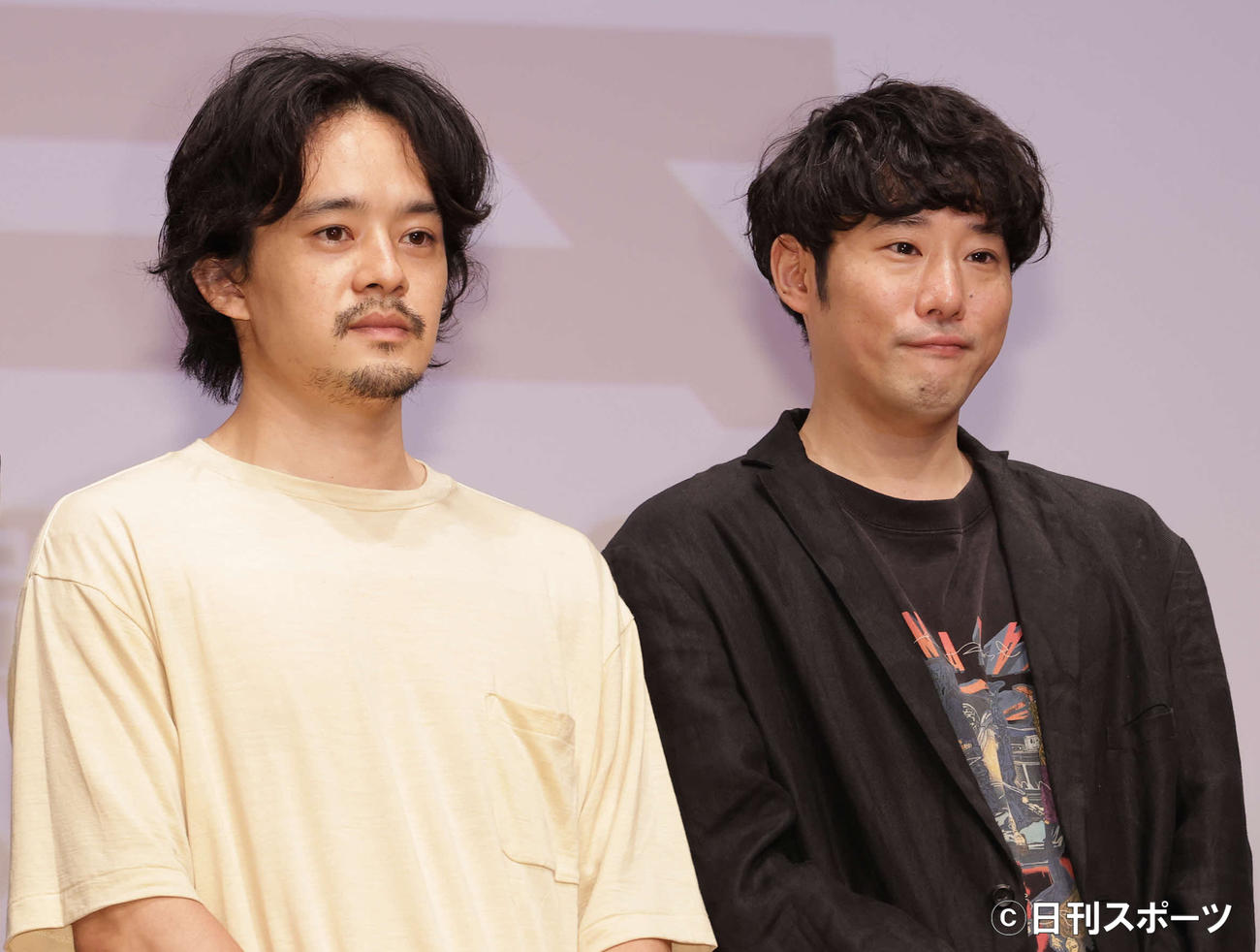 「日芸100周年記念動画完成披露試写会」で記念トークを行った池松壮亮（左）と藤井道人監督（2022年6月26日撮影）