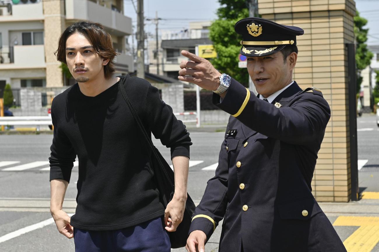 国生宙（町田啓太＝左）は、陸上自衛隊東部方面北東京駐屯地の教育中隊長・八女純一（北村一輝）に誘われた（C）フジテレビ