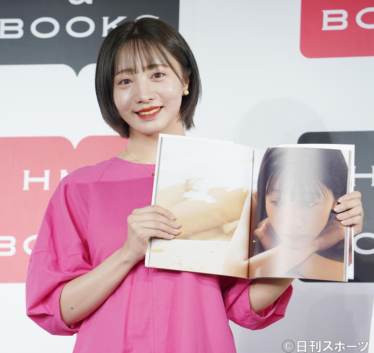 写真集「カーテンコール」の会見を開いた能條愛未（撮影・佐藤勝亮）