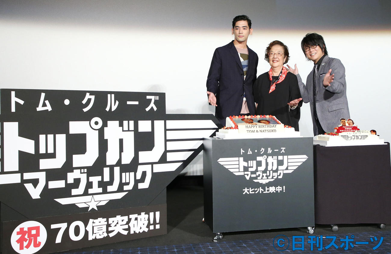 記念撮影する、左からUTA、戸田奈津子、森川智之（撮影・宮地輝）