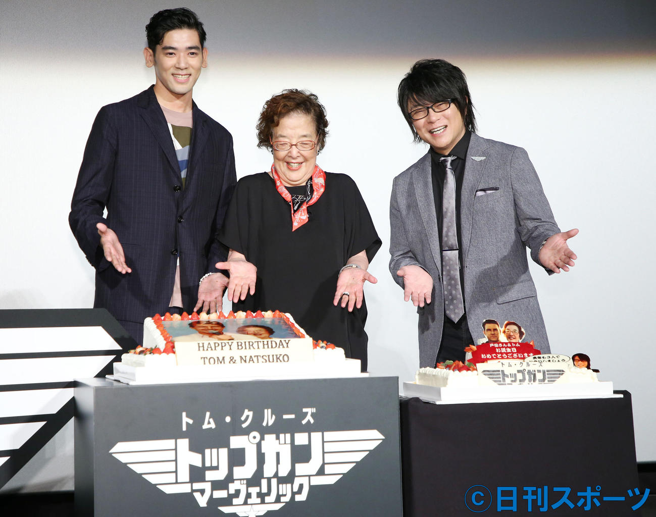 笑顔で記念撮影する、左からUTA、戸田奈津子、森川智之（撮影・宮地輝）