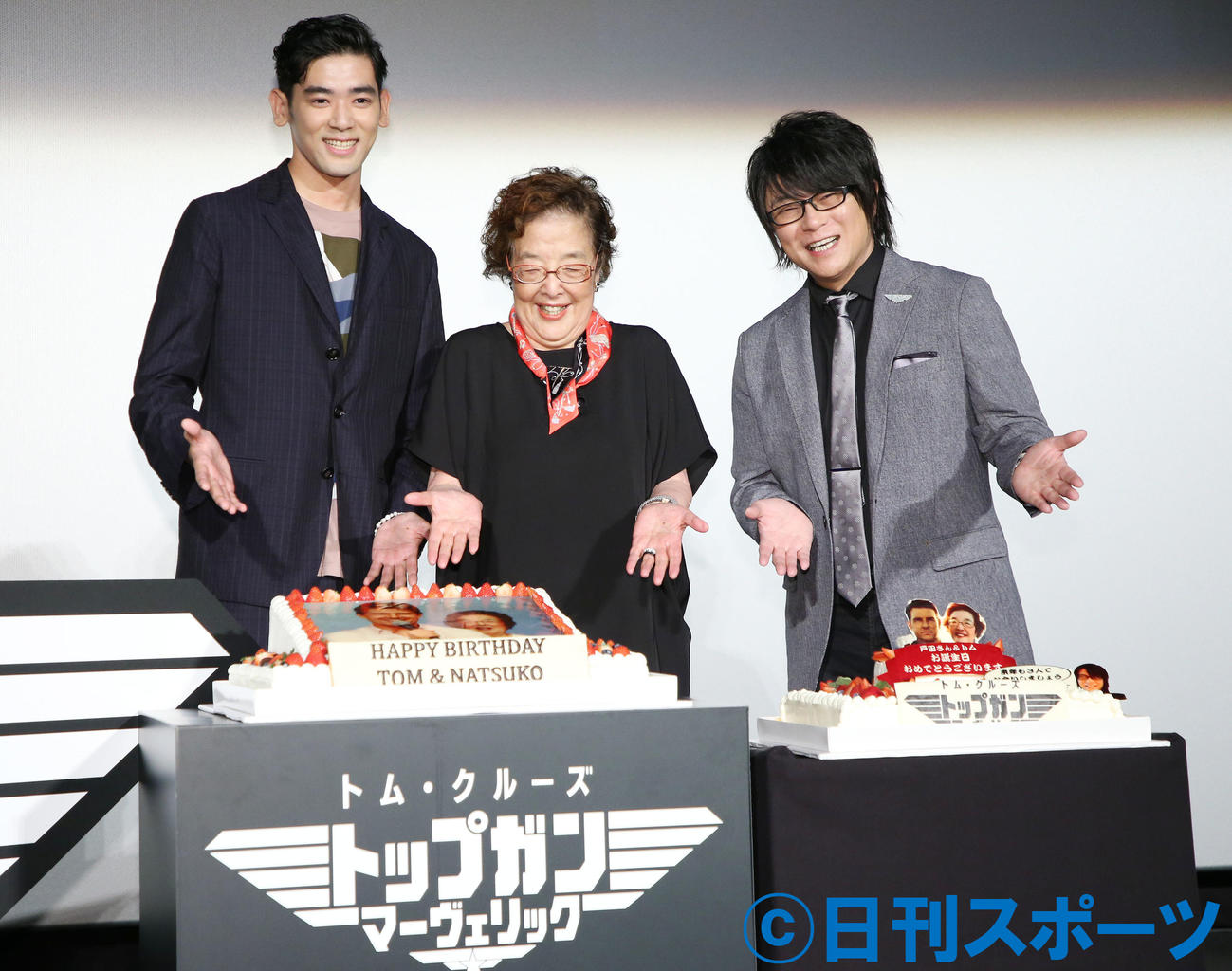 笑顔で記念撮影する、左からUTA、戸田奈津子、森川智之（撮影・宮地輝）