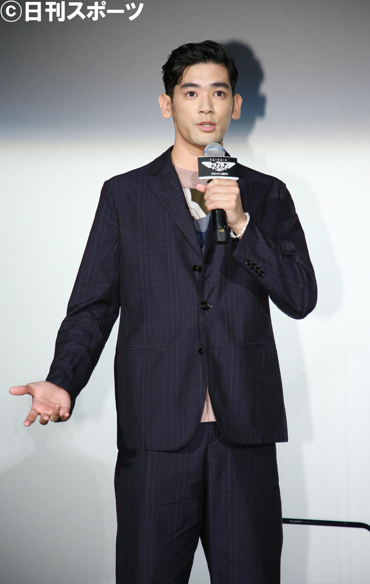 トム・クルーズに英語でメッセージを伝えるUTA（撮影・宮地輝）