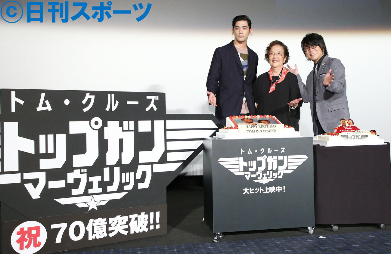 記念撮影する、左からUTA、戸田奈津子、森川智之（撮影・宮地輝）