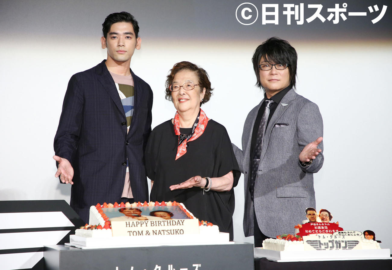 記念撮影する、左からUTA、戸田奈津子、森川智之（撮影・宮地輝）