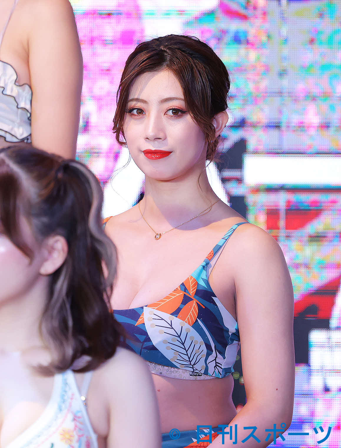 ハイブリッドカードシリーズ第1弾「バーレスク東京2022」発売記念イベントに臨むみすず（撮影・河田真司）