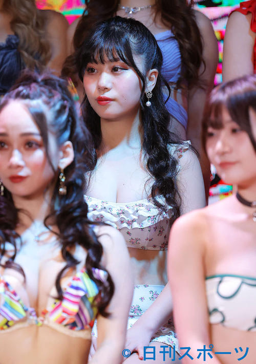 ハイブリッドカードシリーズ第1弾「バーレスク東京2022」発売記念イベントに臨むつばき(撮影・河田真司)