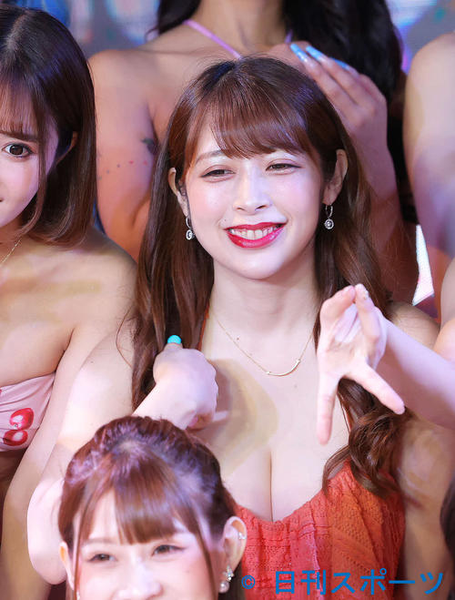 ハイブリッドカードシリーズ第1弾「バーレスク東京2022」発売記念イベントに臨むみのり(撮影・河田真司)