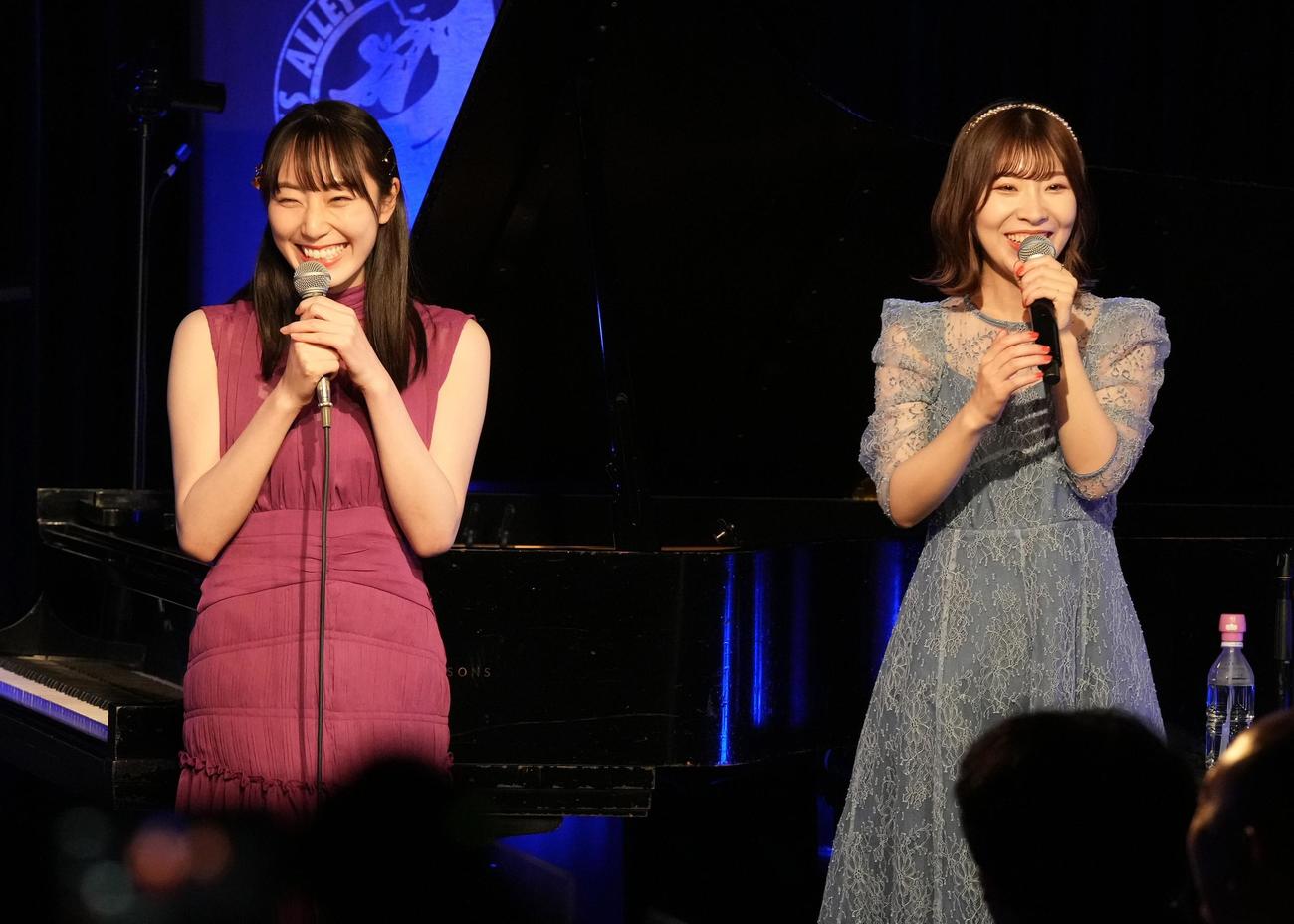 ジョイントライブを行った松井咲子（左）と岩佐美咲