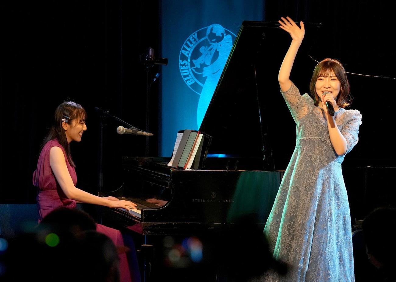 ジョイントライブを行った松井咲子（左）と岩佐美咲