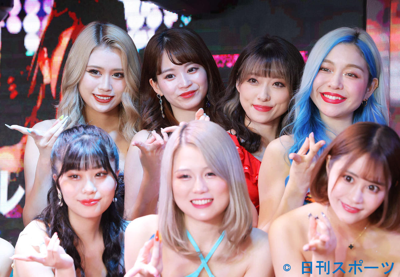 ハイブリッドカードシリーズ第1弾「バーレスク東京2022」発売記念イベントに臨む、後方左からRyo、あお、ちずみ、レオナ（撮影・河田真司）